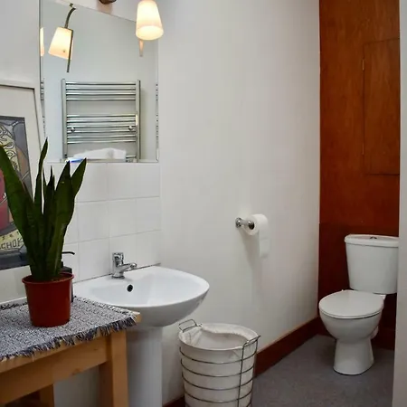Unique And Spacious Studio Near Centre